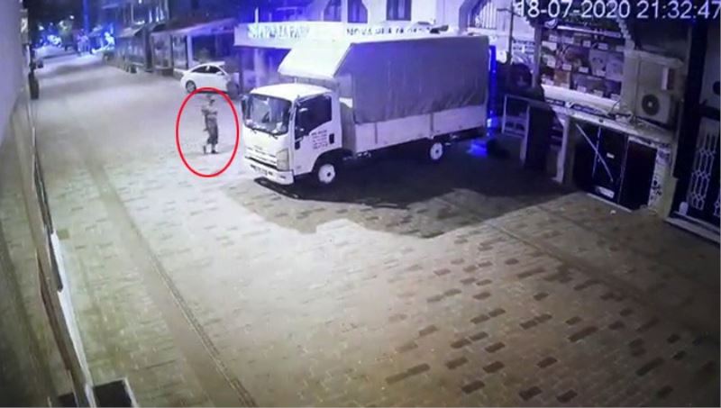 (Özel) İstanbul’un göbeğinde kamyonetten telefon hırsızlığı kamerada
