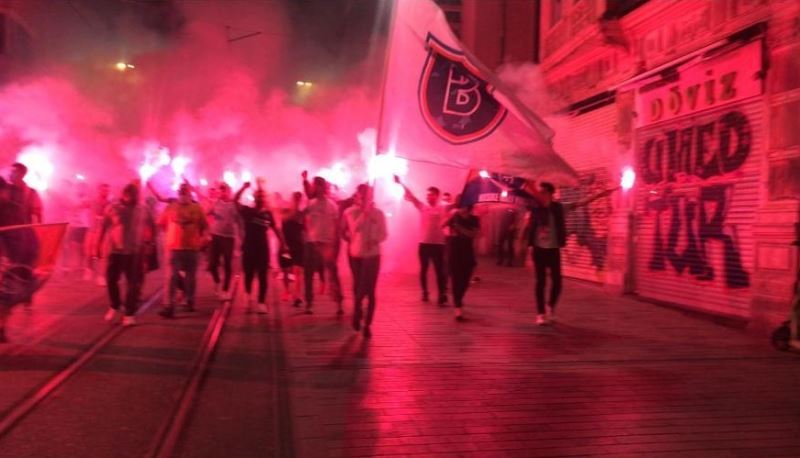 1453 Başakşehir Taraftar Grubu şampiyonluğu Taksim’de kutladı
