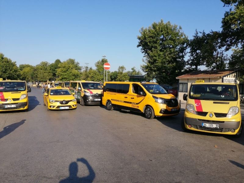 Taleplerinin gündeme gelmemesine tepki gösteren taksi dolmuşçuları, araçlarını İBB binası önüne bıraktı