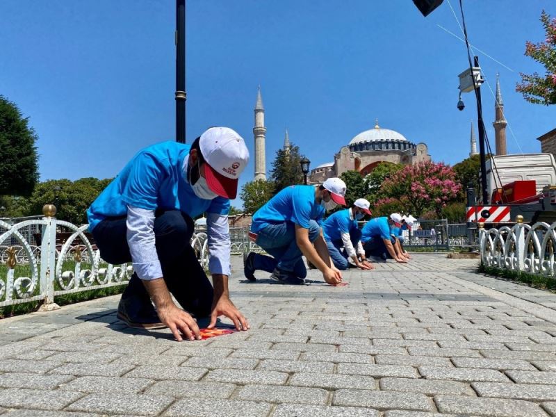 Ayasofya çevresinde Cuma namazı için sosyal mesafe stickersları yapıştırıldı
