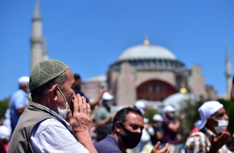 Vatandaşlar Ayasofya’ya akın etti
