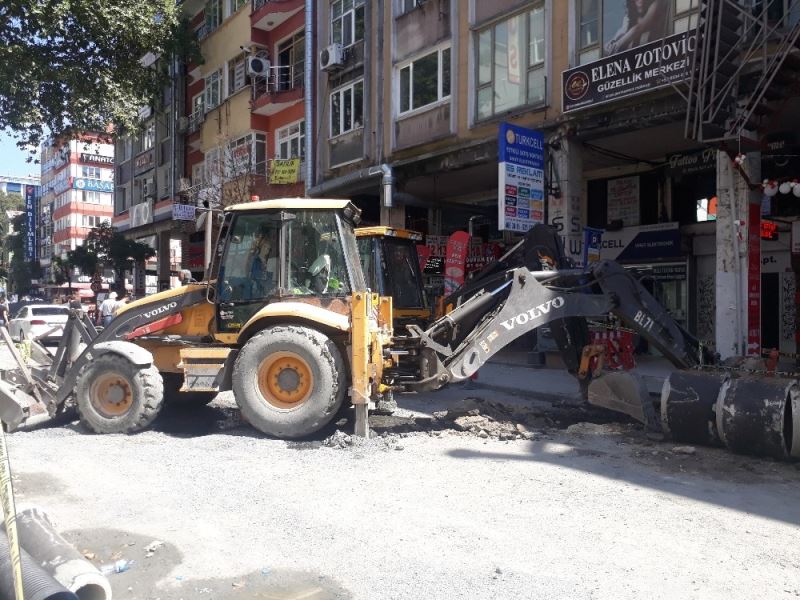 Bakırköy’de bir işçinin üzerine kepçe düştü
