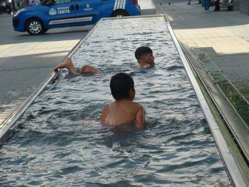 (Özel) Taksim’de çocukların süs havuzunda tehlikeli oyunu
