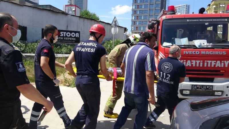 Küçük çocuğun saçları metro istasyonunda yürüyen merdivenlere sıkıştı