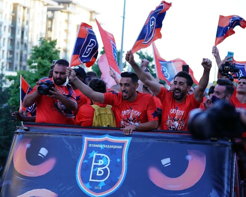 Şampiyon Başakşehir, üstü açık otobüsle stada geldi
