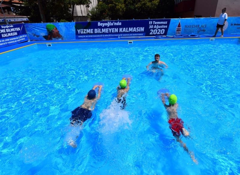Beyoğlu’nda çocuklar yüzme havuzlarında yazın tadını çıkartıyor
