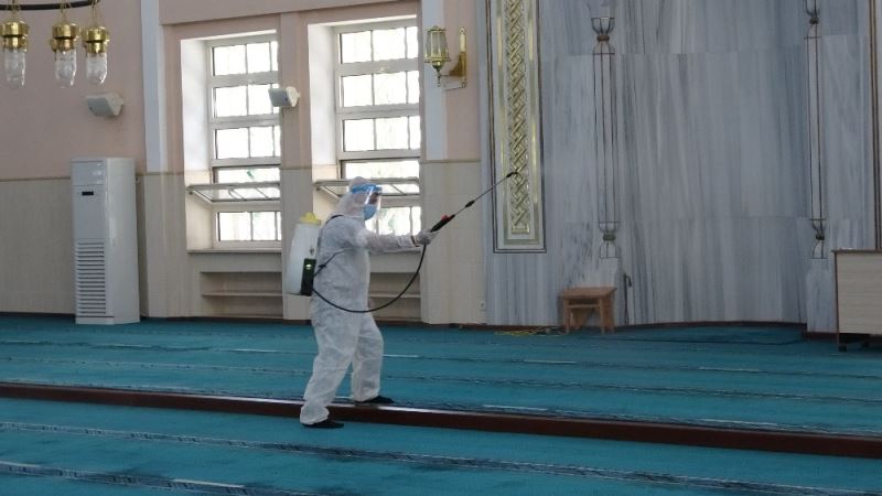 Kartal’da Bayram öncesi ibadethaneler dezenfekte edildi

