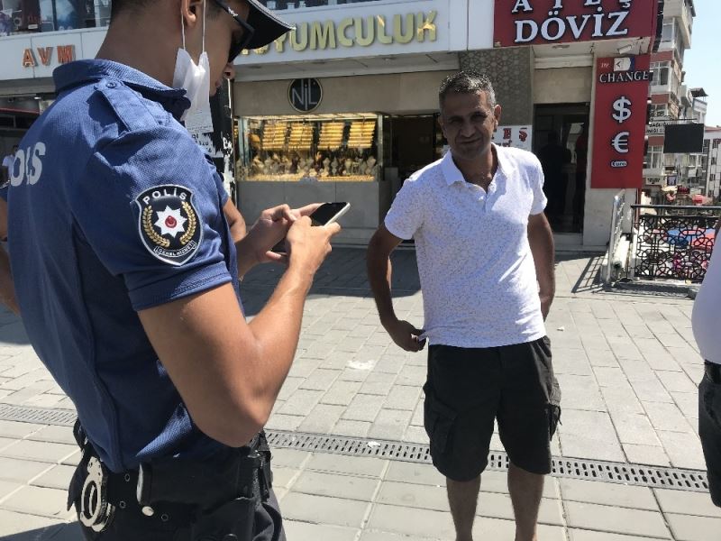 Maskesiz dışarı çıkan adamdan ikna için polise ilginç sözler