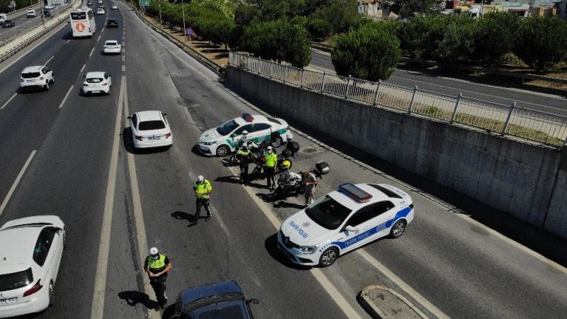 Çamlıca Gişeler’de trafik denetimi: Polis ekipleri çocuklara çikolata ve düdük verdi
