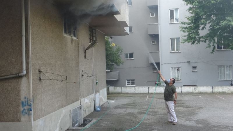 İş yerinde çıkan yangını bahçe hortumu ile söndürmeye çalıştı
