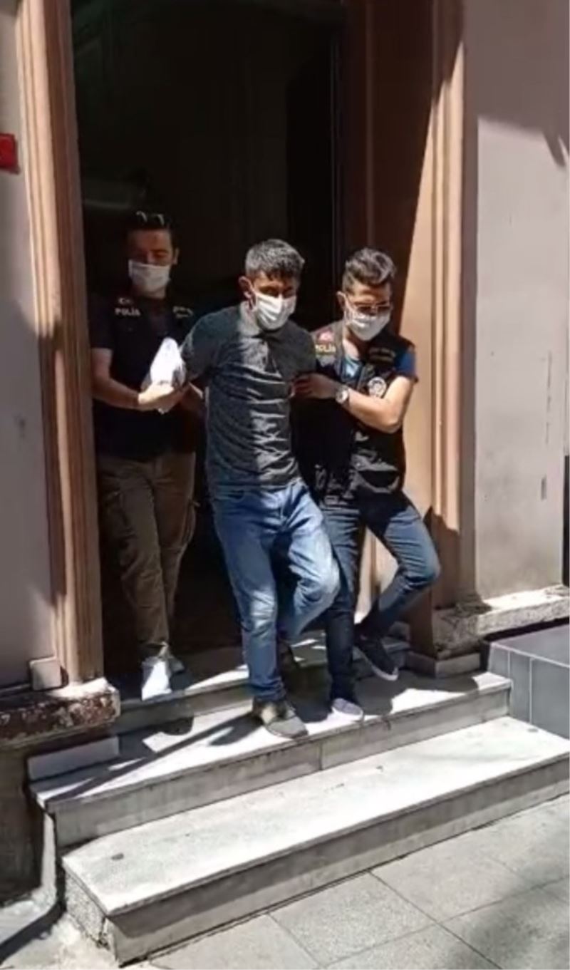 Beyoğlu’nda otomobil sürücüsünü bıçaklayan değnekçi yakalandı
