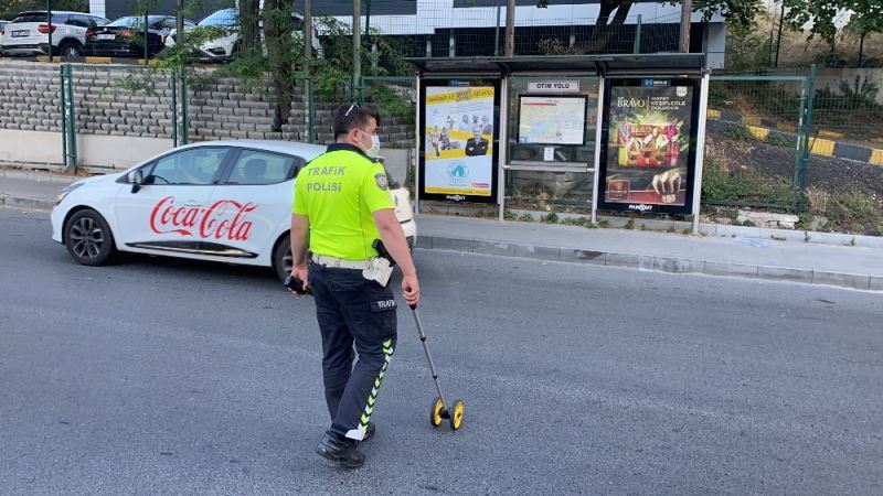 (Özel) İstanbul’da motosikletlinin kaputa uçtuğu kaza kamerada
