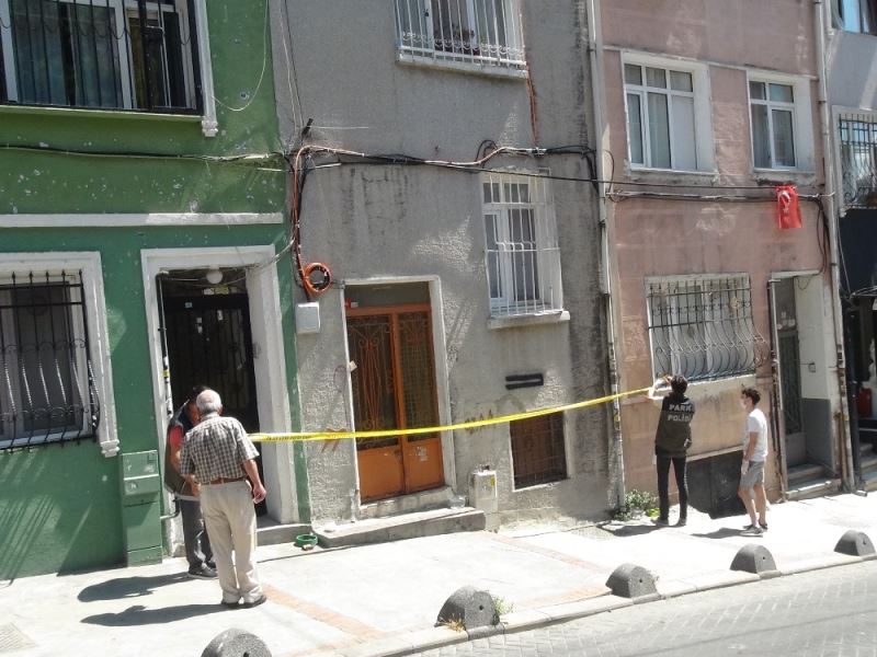 Beyoğlu’nda 2 gündür haber alınamayan yaşlı adam ölü bulundu
