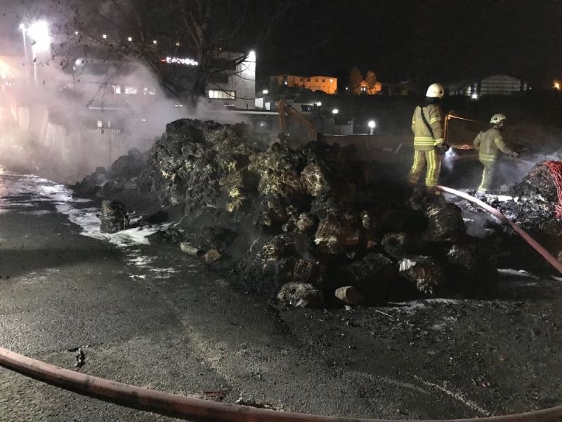 Sultangazi’de açık alanda depolanan tekstil malzemeleri yandı
