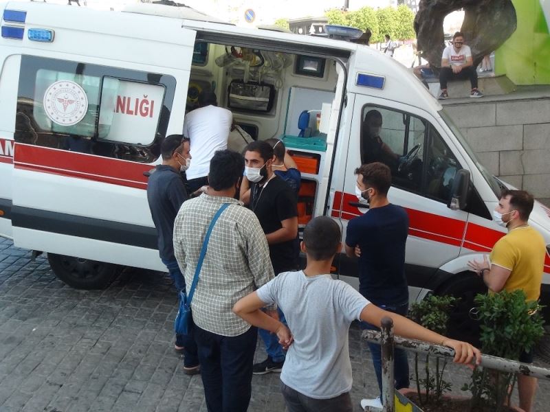 (Özel) Taksim’de turist kafilesindeki kız çocuğuna araba çarptı

