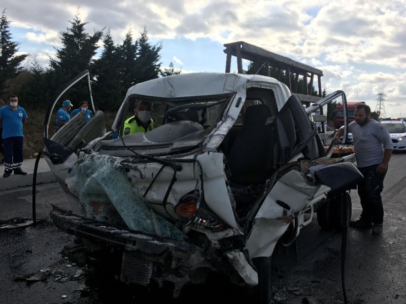 Arnavutköy’de kamyonet, hafriyat kamyonuna çarptı: 1 ağır yaralı

