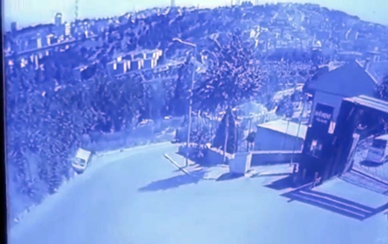 (Özel) Eyüpsultan’da rampayı çıkamayan kamyonet geriye doğru kayarak devrildi
