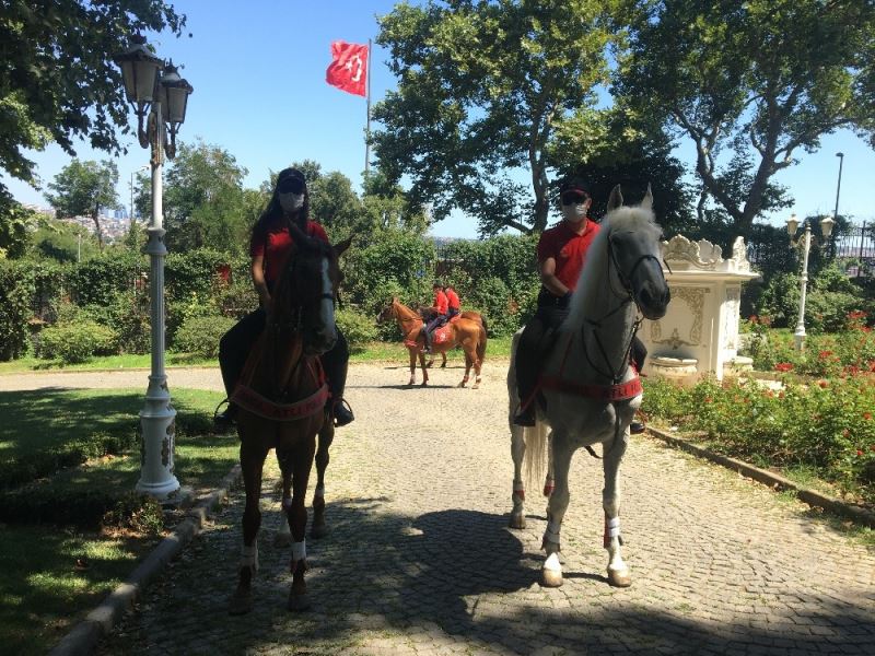 (ÖZEL) Kurban Bayramı’nda atlı polislerden Gülhane Parkı’nda denetim
