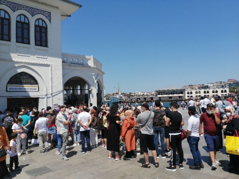 Vatandaşlar Adalar’a akın etti, iskele önünde uzun kuyruklar oluştu
