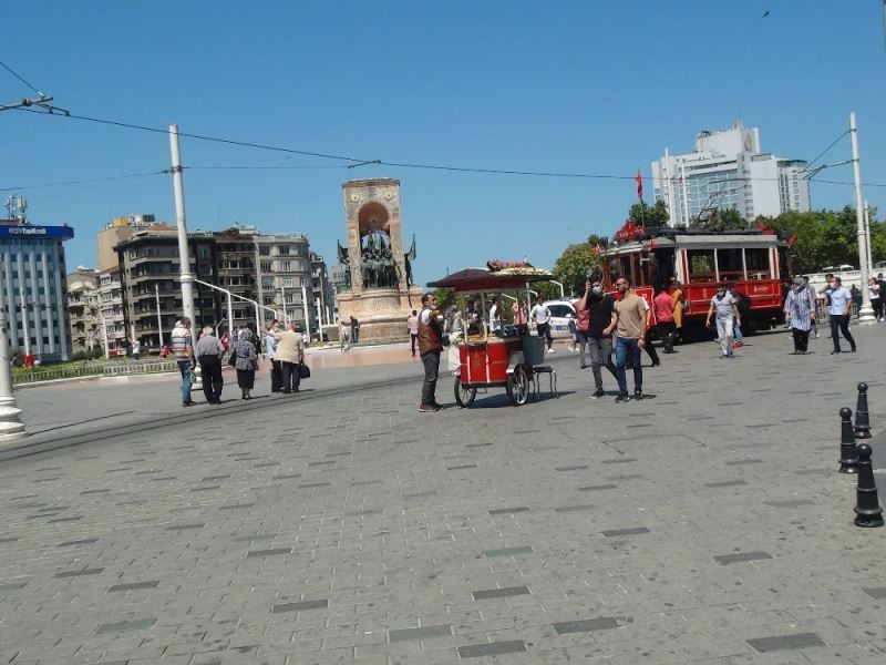 Nostaljik tramvayda izdiham oluştu, sosyal mesafe hiçe sayıldı
