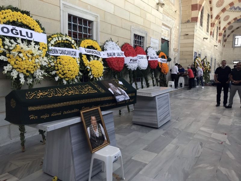 Azerbaycanlı suç örgütü liderinin cenazesinde dikkat çeken çelenkler
