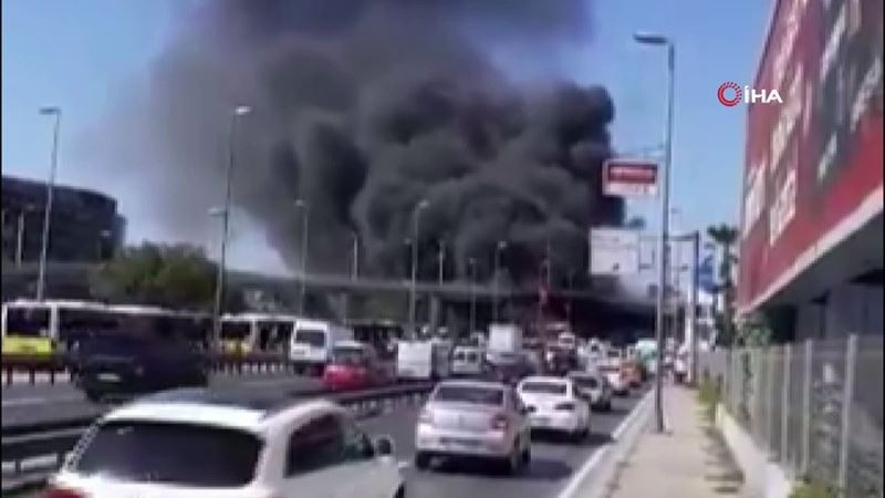 Zeytinburnu’da bir metrobüste yangın çıktı. Yangın nedeniyle olay yerine çok sayıda itfaiye ekibi sevk edildi. Yangından çıkan dumanlar kilometrelerce uzaklıktan göründü.
