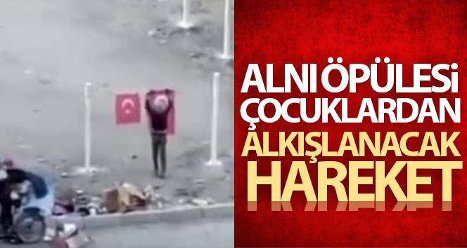 Alnı öpülesi çocuklardan alkışlanacak hareket