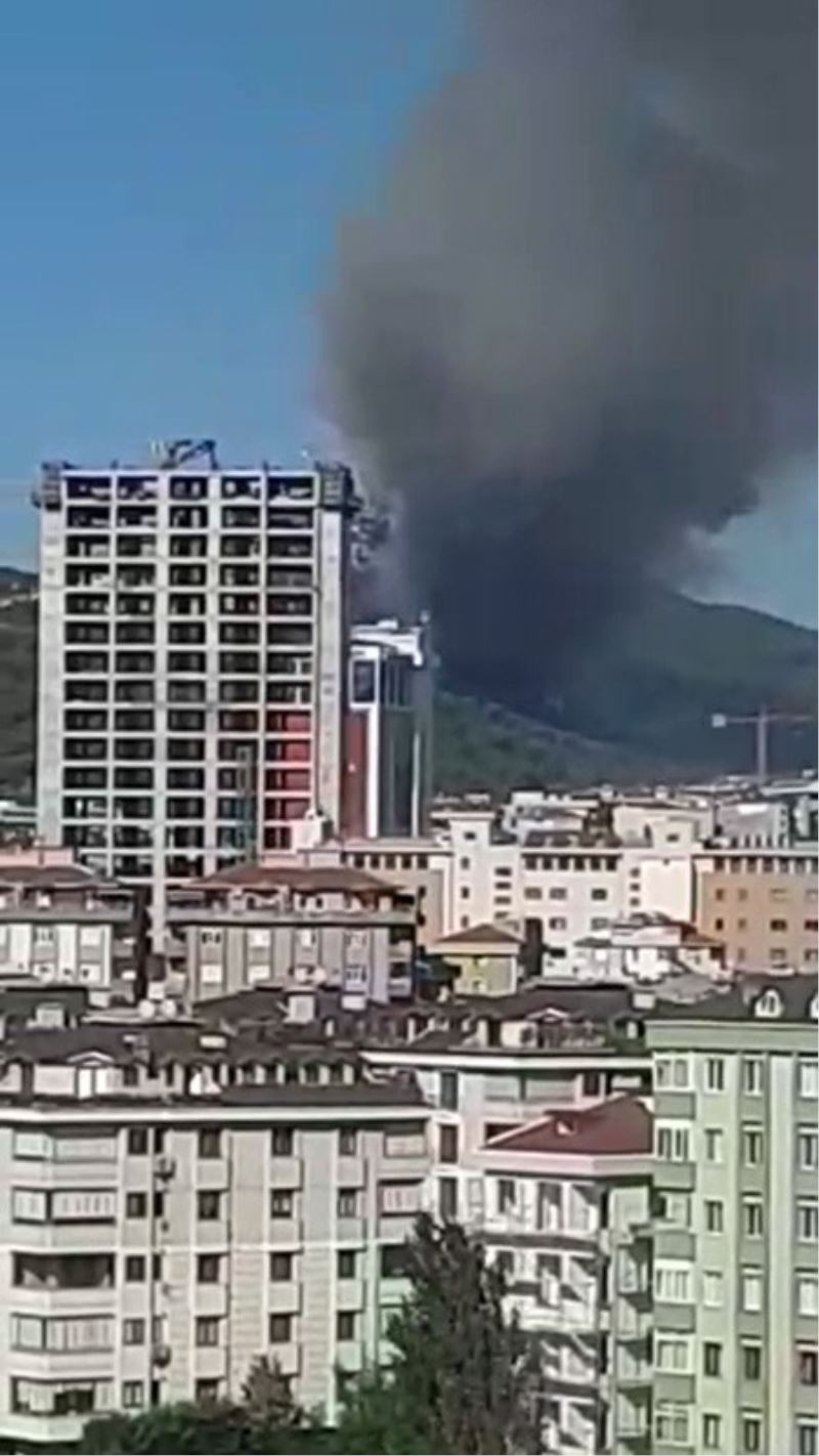 Maltepe’de çıkan orman yangını nedeniyle bir mahalle tahliye ediliyor.

