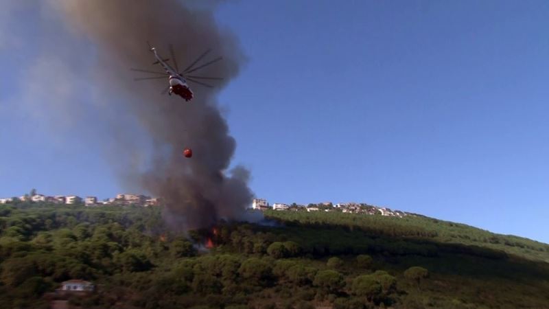 Maltepe’de ormanlık alanda yangın çıktı. Yangına itfaiye ekiplerinin yanı sıra havadan helikopterle de müdahale ediliyor.
