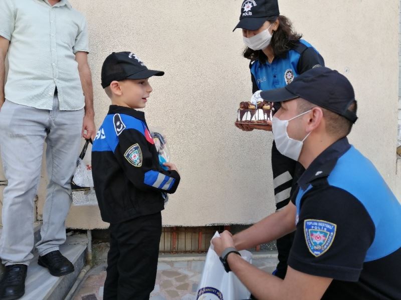 Hayali polislik olan küçük çocuğa, polislerden sürpriz doğum günü kutlaması
