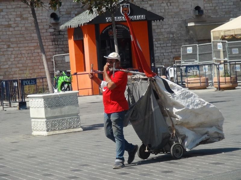 Taksim’de sıcaktan bunalan vatandaşlar gölgede serinledi
