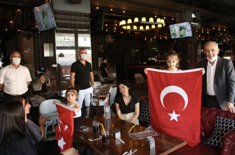 Küçükçekmece sokakları zaferin 98. yıl dönümünde al bayraklarla donatıldı
