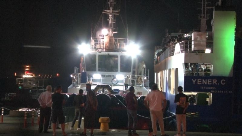 Arabalı yolcu feribotu arıza yaptı, yüzlerce yolcusu denizin ortasında mahsur kaldı
