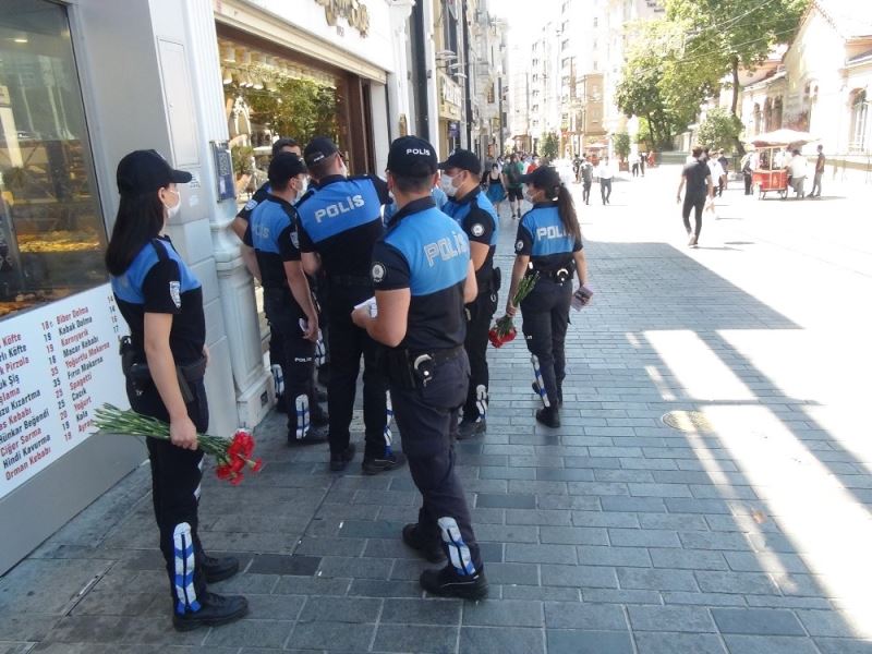 Polisler İstiklal Caddesi’nde KADES’i tanıttı
