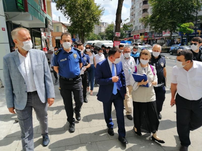Çekmeköy’de maske ve sosyal mesafeyi ilçe protokolü denetledi
