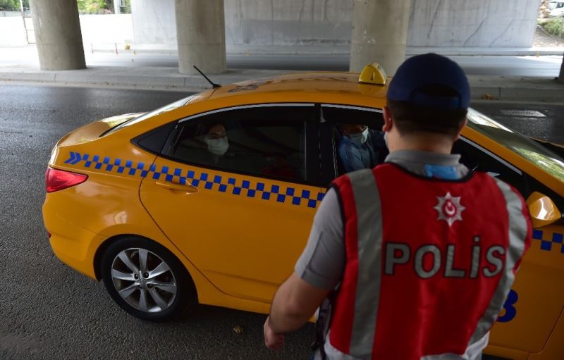 Bakırköy’de polis ekipleri korona virüs önlemlerini denetledi
