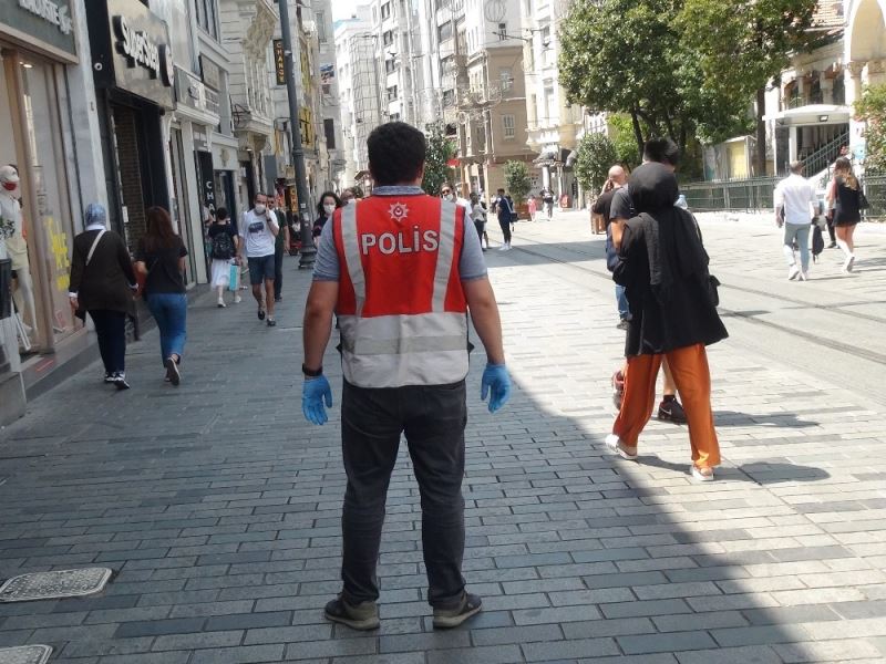 (Özel) Vakalar artarken Taksim’de maske yine unutuldu
