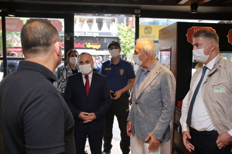 Ümraniye’de kaymakam ve belediye başkanı korona virüs tedbirlerini denetledi
