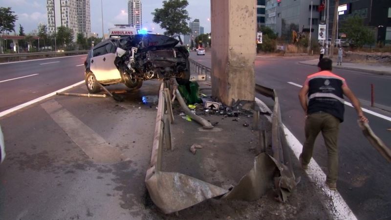 Kartal’da otomobil üst geçidin ayaklarına çarptı: 3 yaralı
