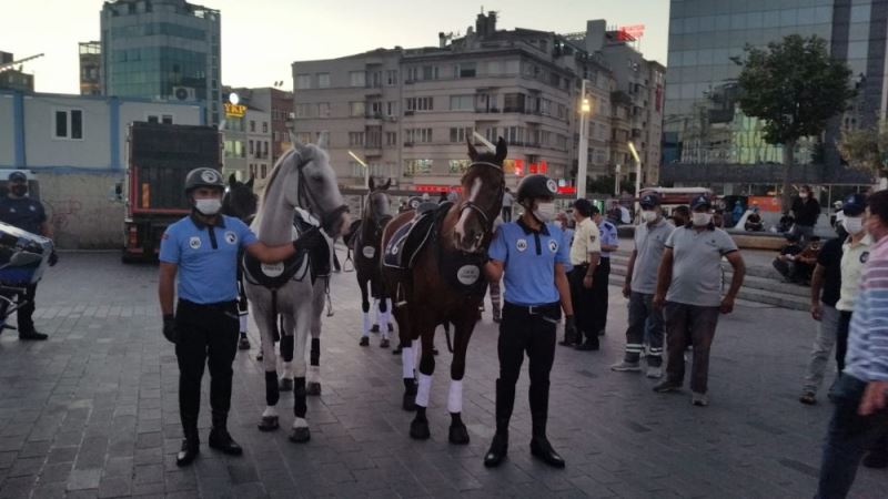 İstiklal Caddesi’nde Zabıta Teşkilatı’ndan yıldönümü töreni öncesi atlı prova
