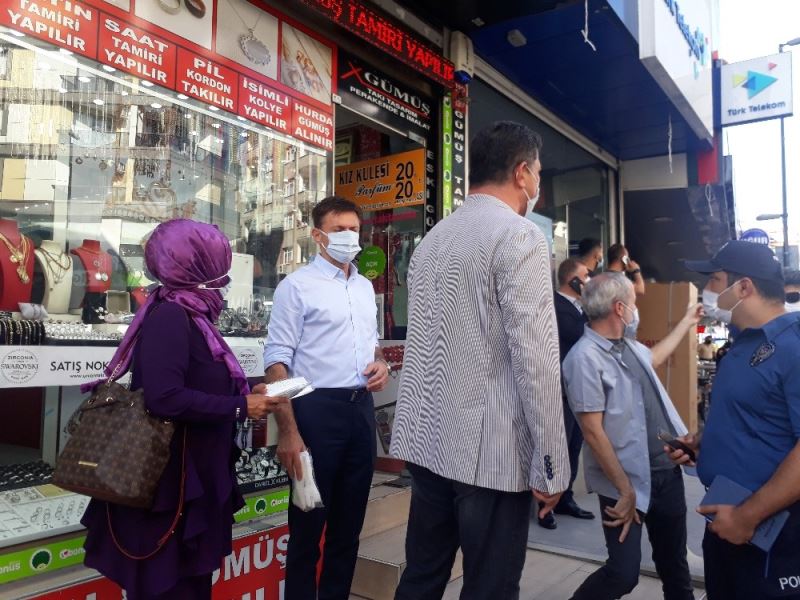 Covid-19 denetimine çıkan belediye başkanı kendi elleri ile çocuklara maske taktı
