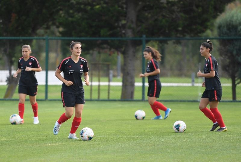 A Milli Kadın Futbol Takımı, Slovenya maçı hazırlıklarını sürdürüyor
