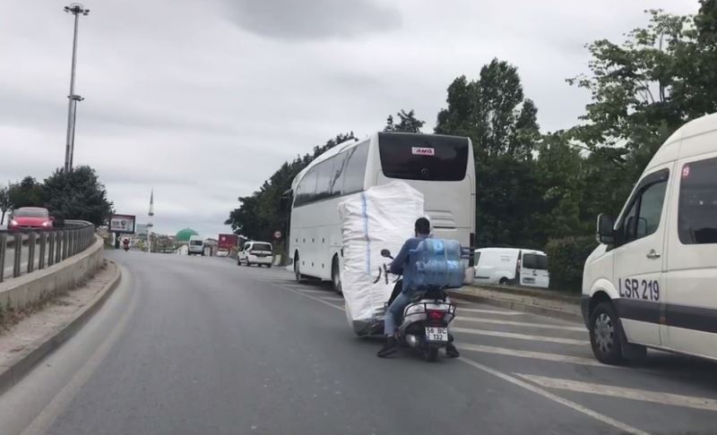 Yokuşu çıkamayan kağıt toplayıcısına motosikleti ile yardım etti