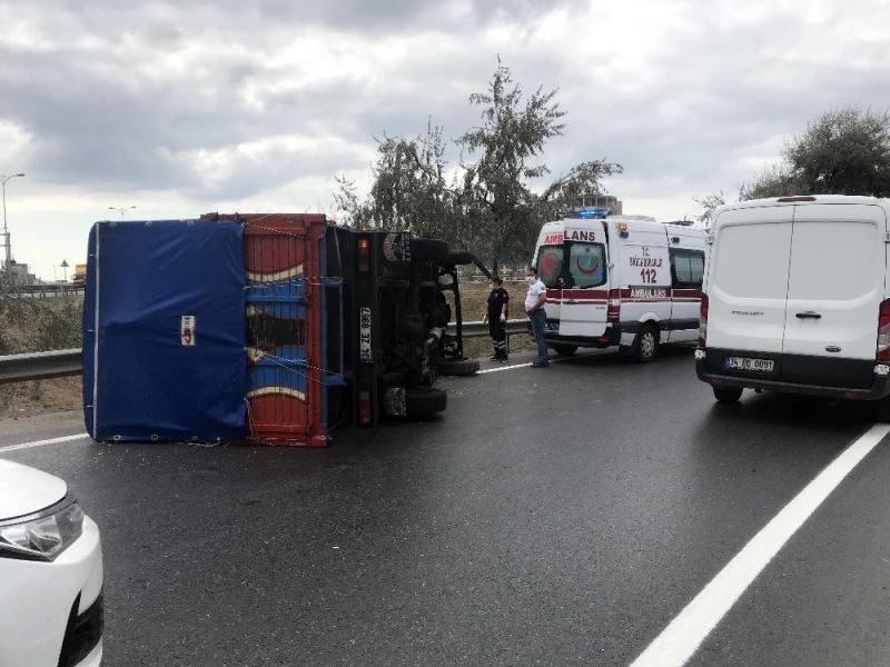 Haramidere bağlantı yolunda kamyonet devrildi
