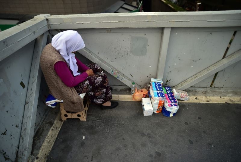 Seyyar satıcı maskesi 900 TL’lik cezadan kurtarıyor
