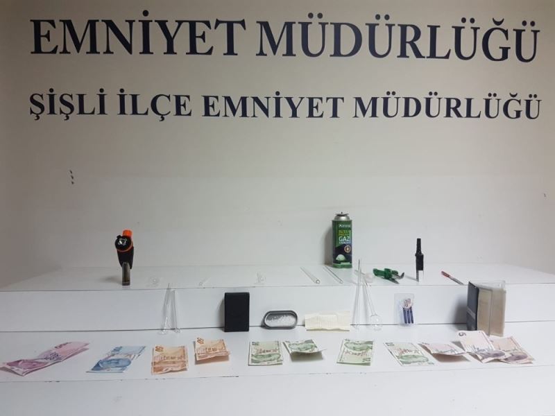 (Özel) İstanbul’da araç çakmaklığından uyuşturucu fışkırdı