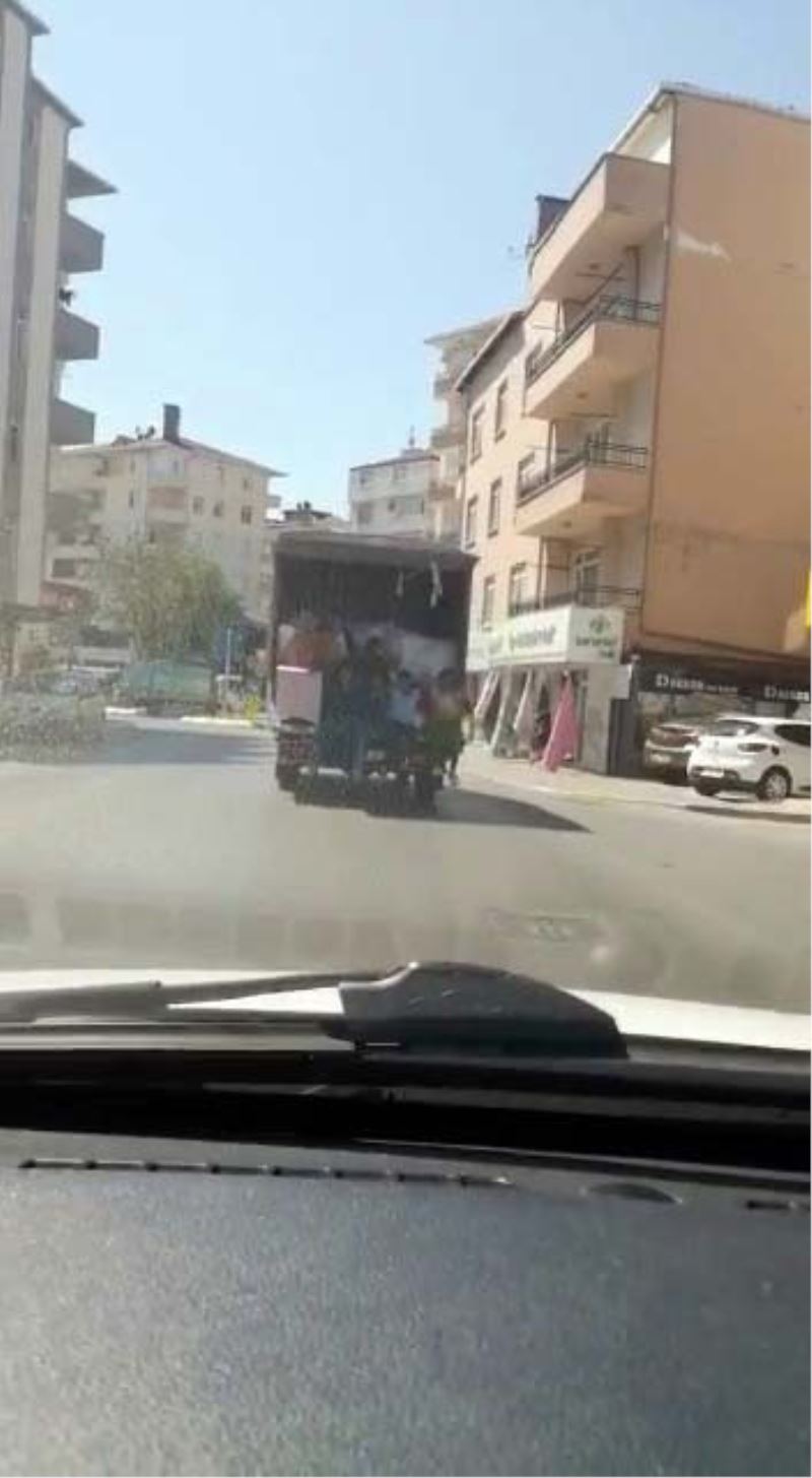 (Özel) Kamyonetin kasasında tehlikeli yolculuk kamerada