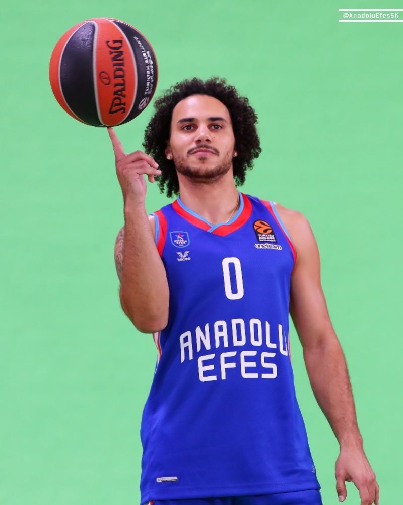 Anadolu Efes yeni sezon kadrosunu ve formalarını tanıttı
