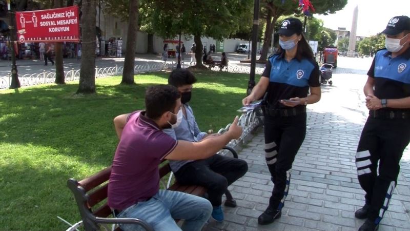 Emniyet ekipleri, Ayasofya’da korona virüse karşı broşür dağıttı

