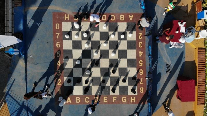 Çocuk Sokağı’nda sosyal mesafeli satranç
